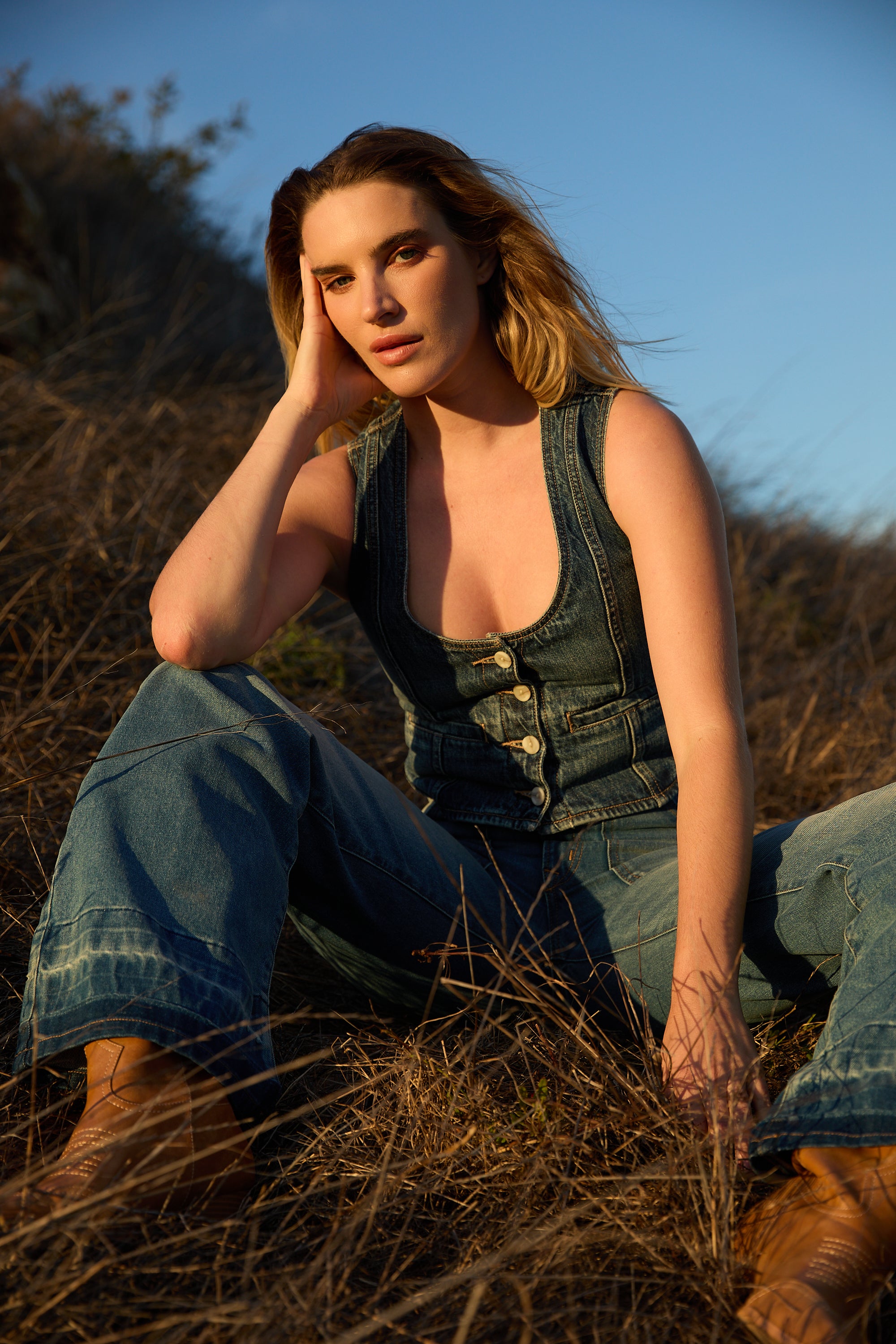 DAKOTA VEST IN ROAD TRIP WASH