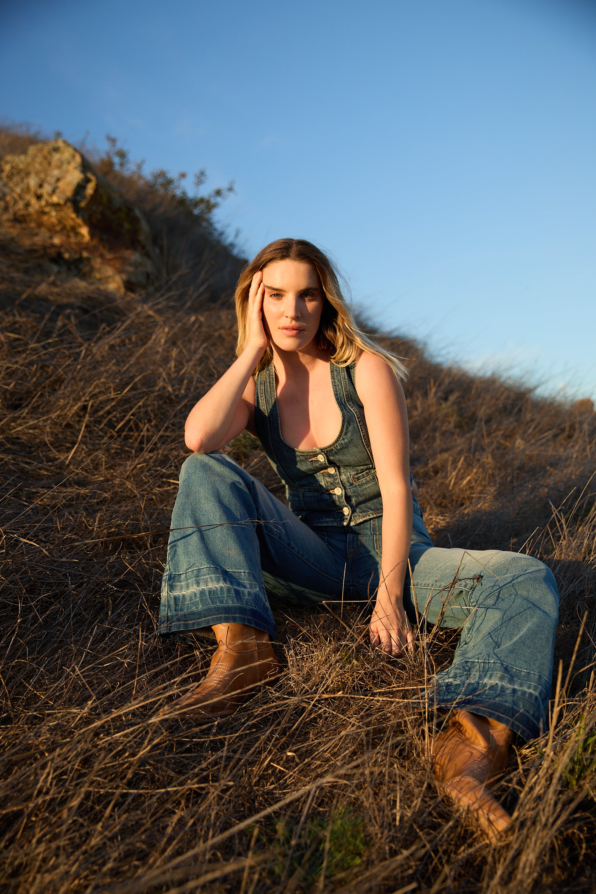 DAKOTA VEST IN ROAD TRIP WASH